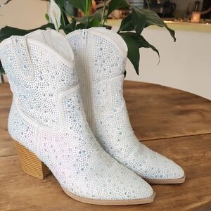 Elegant White Rhinestone Cowboy Boots